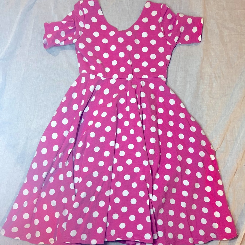 Very good material with pockets. My daughter wore this dress maybe 2 times.